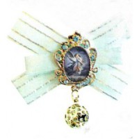 Llamador de Ángeles tipo broche para bebe con lazo azul y broche con la Virgen y el Niño